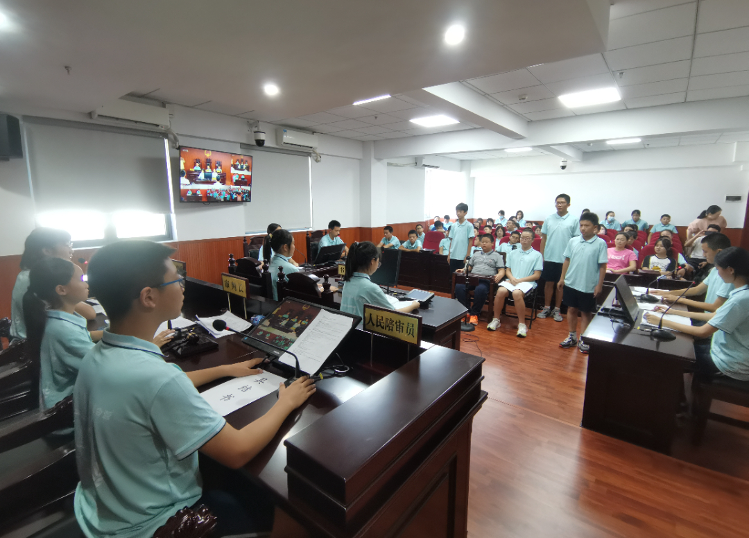 同学们观摩学习了由部分营员带来的模拟法庭