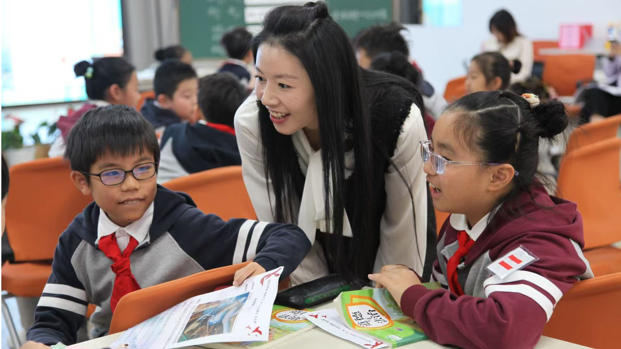 天二小学在道德与法治课讲宪法